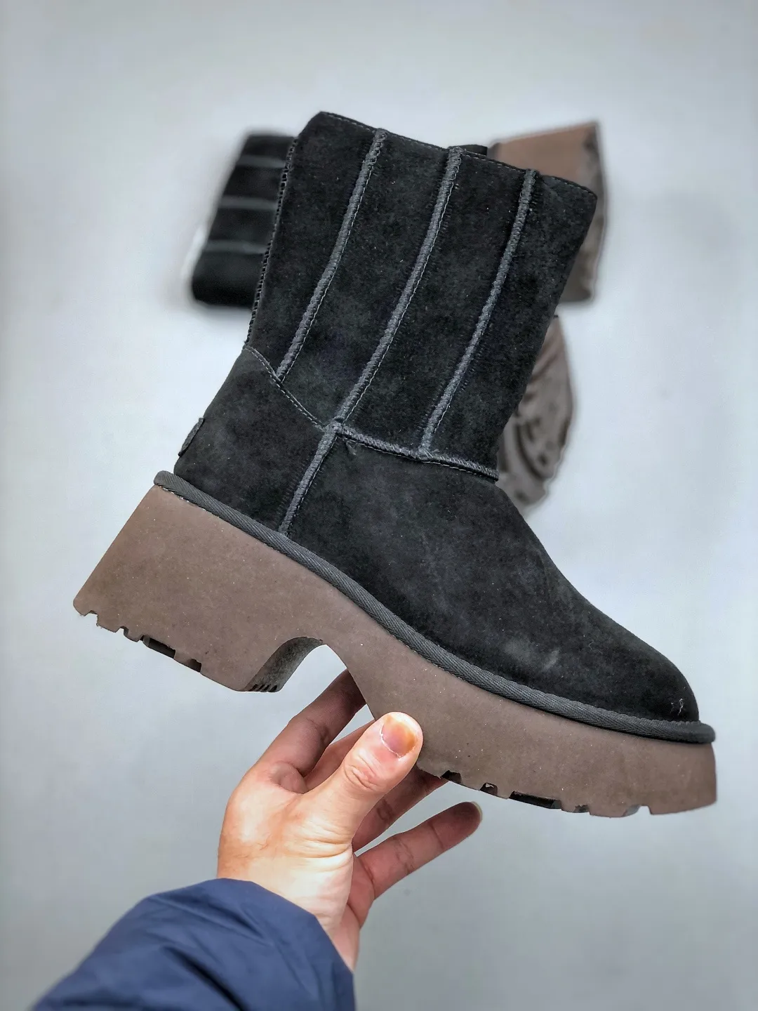 Local self-pickup💰700 supports store placement. The top version on the market UGG Fishman Thick-soled Pencil Boots. 5cm thick sole. Xiaohongshu’s hot model. Produced by a major foreign trade factory in Guangzhou. Toe box to insole are all made of genuine sheep fur. Independent outer box packaging. Chip. Waterproof technology. Differentiated from any version on the market. 5cm thick sole. Independent original development of outsole. Cashmere insole. Keep warm in winter. It is a very suitable choice for home use. In the new year, uug launches a style series. Partly catered to the preferences of young consumers, it has also moved to the forefront of fashion trends. Shoe body material: water-repellent coated suede upper, 17 mm UGGPURE™ implanted wool insole, lightweight non-slip and comfortable rubber outsole, with brand LOGO and trademark, with full packaging. Size: 35 36 37 38 39 40